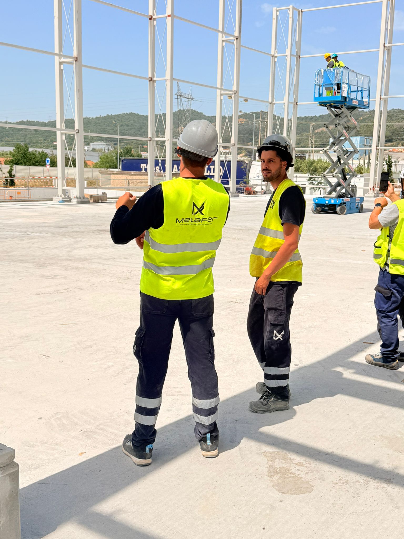 Equipo en obra con EPI y coordinación en altura.