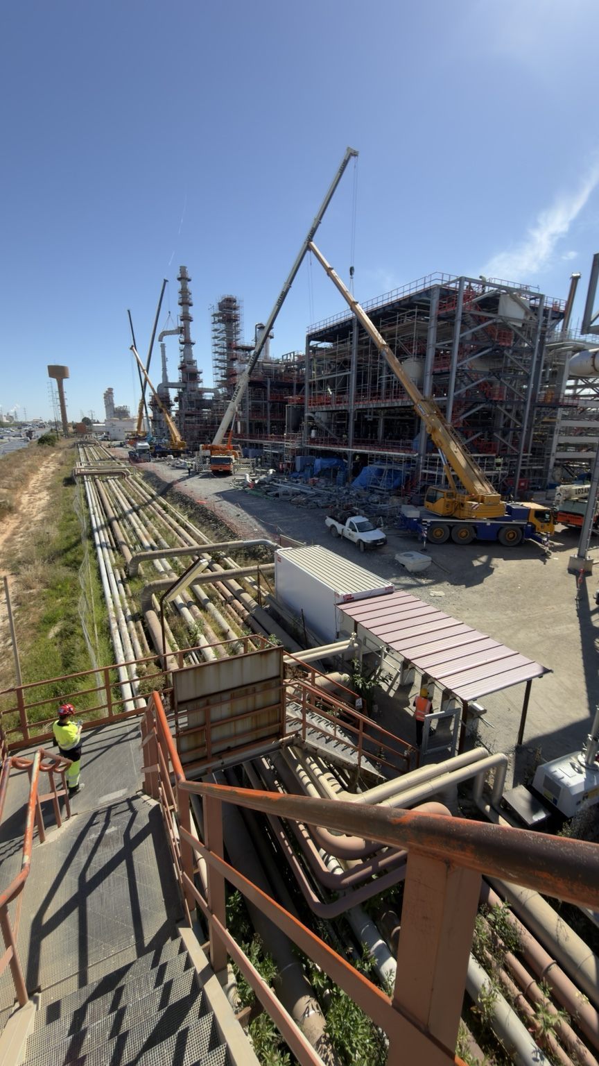 Gruas e equipas Metafer em obra de refinaria
