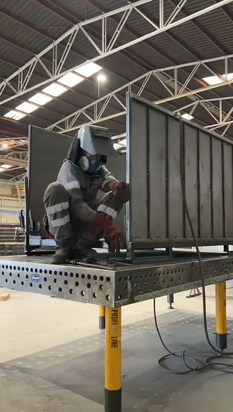 Soldadura em oficina de fabricação Metafer